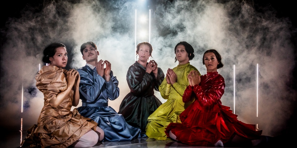 Minna Mannelqvist, Camille Marchadour, Helena Lundqvist, Rasmus Skaremark-Solberg & Nicole Neidert i "Häxor". Foto: Håkan Larsson